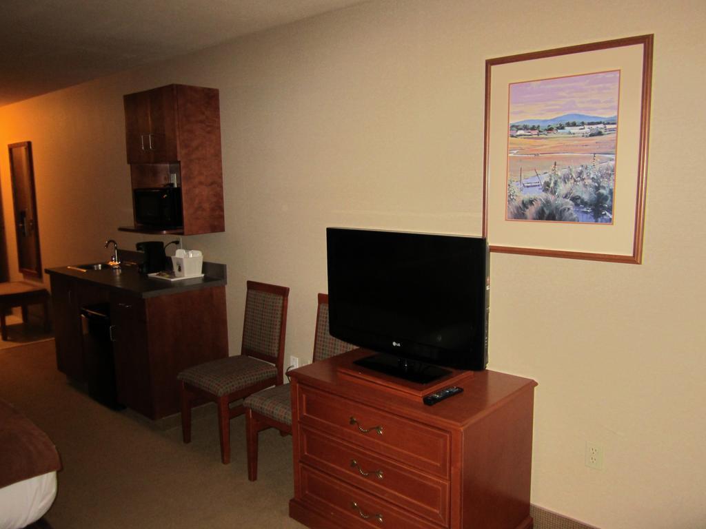 Super 8 By Wyndham Fort Nelson Bc Exterior photo
