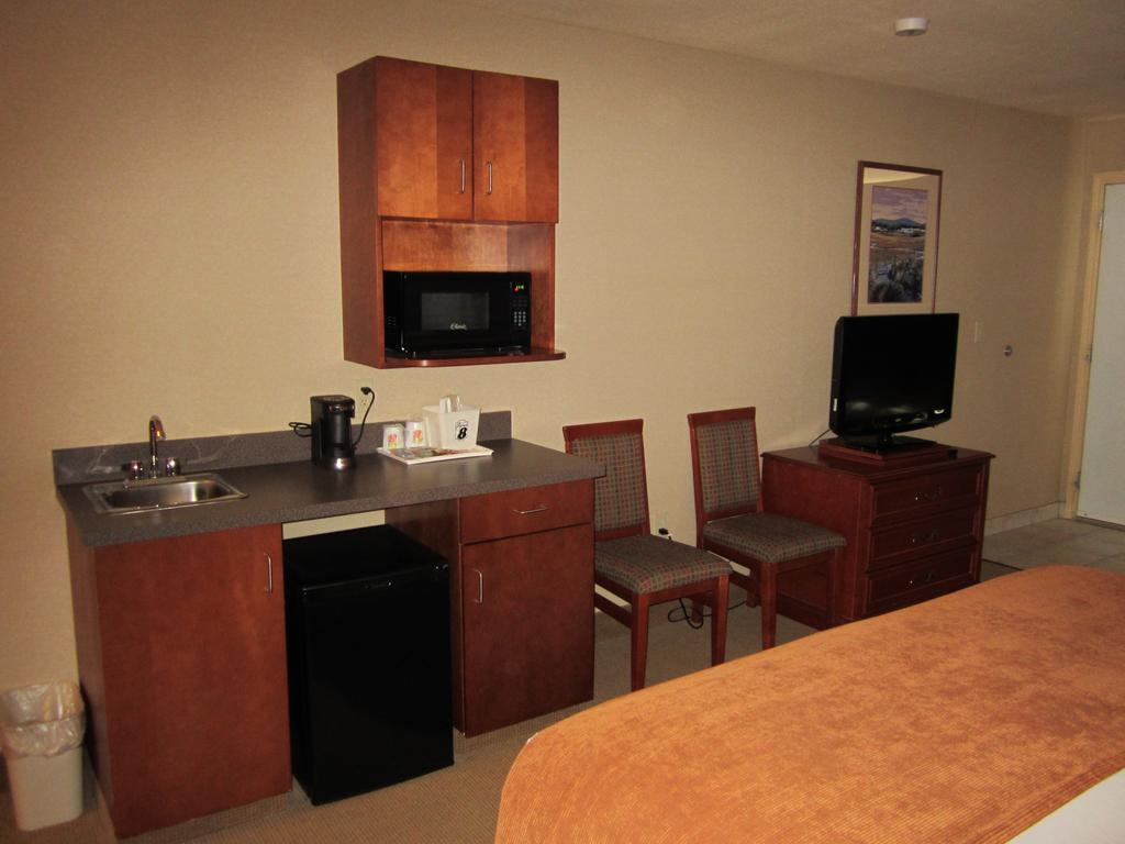 Super 8 By Wyndham Fort Nelson Bc Exterior photo