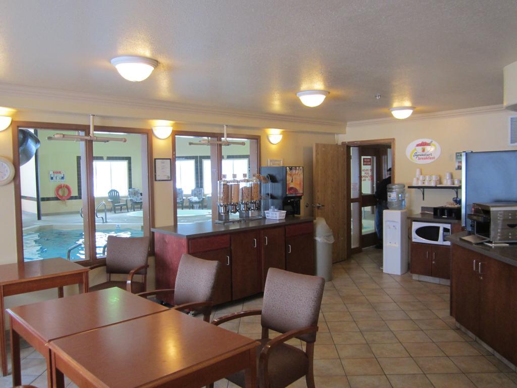 Super 8 By Wyndham Fort Nelson Bc Exterior photo