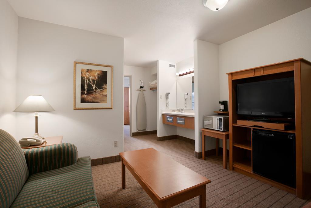 Super 8 By Wyndham Fort Nelson Bc Exterior photo