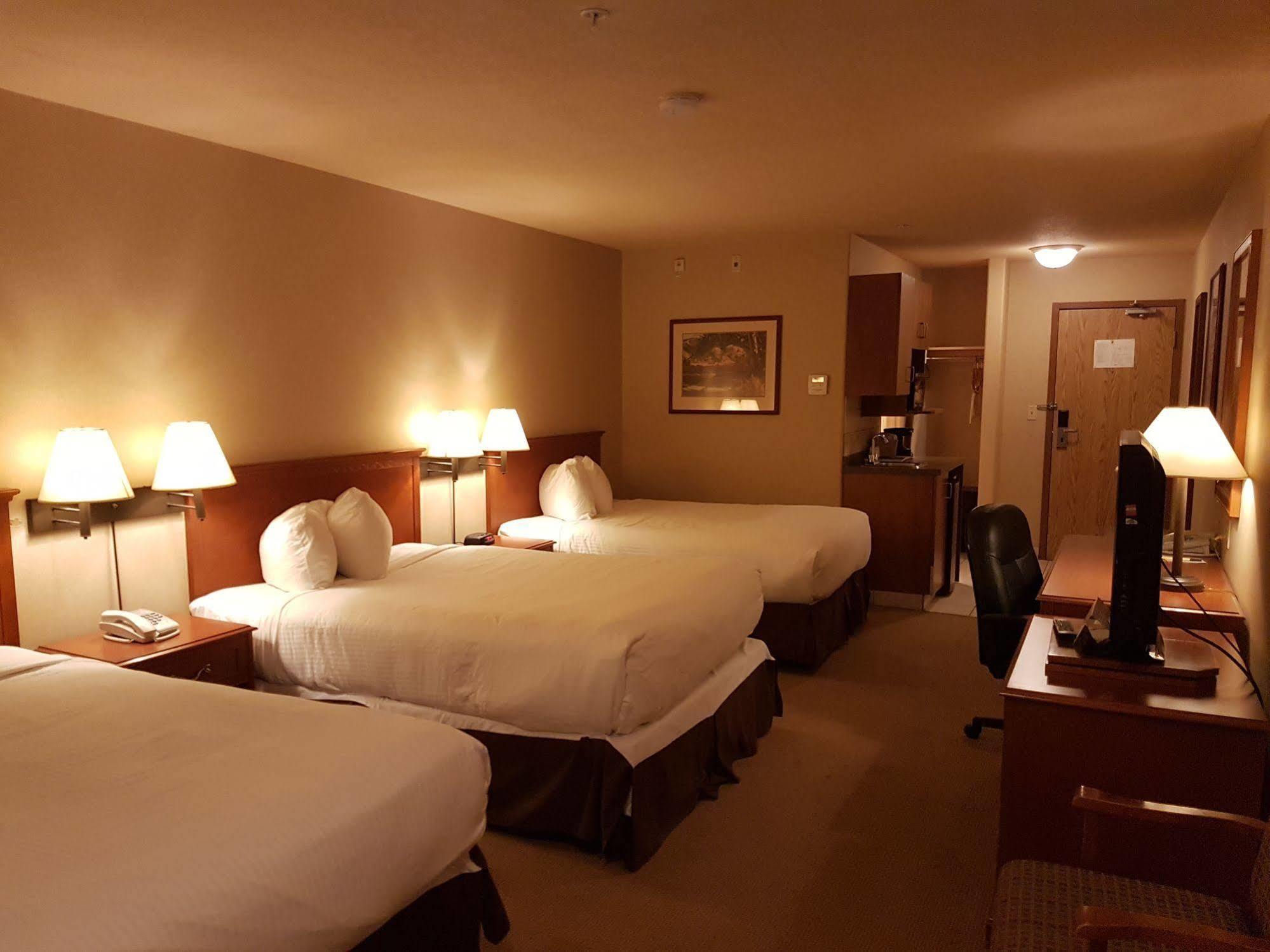 Super 8 By Wyndham Fort Nelson Bc Exterior photo